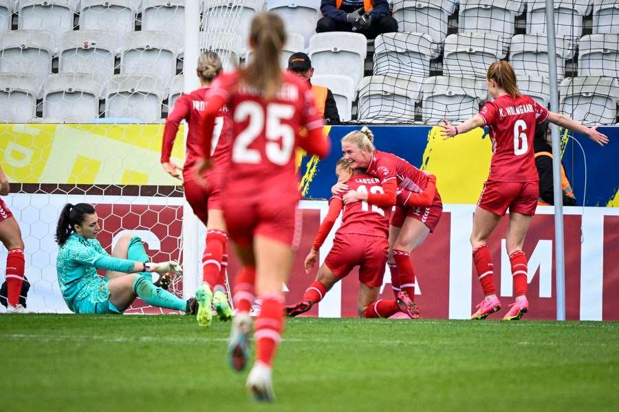 Stine Larsen bliver fejret efter sin matchvinderscoring i overtiden.