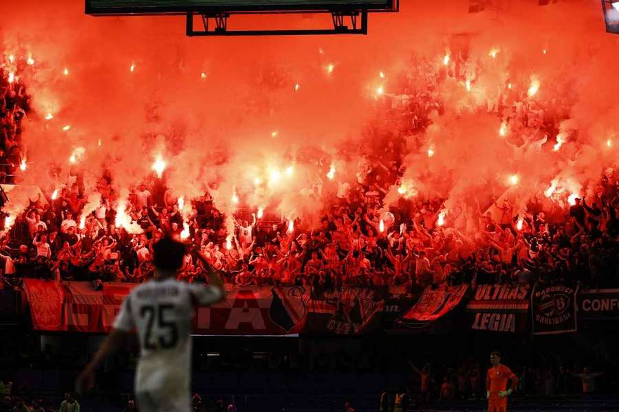 Ultrașii lui Legia au făcut un adevărat spectacol pirotehnic pe Stamford Bridge