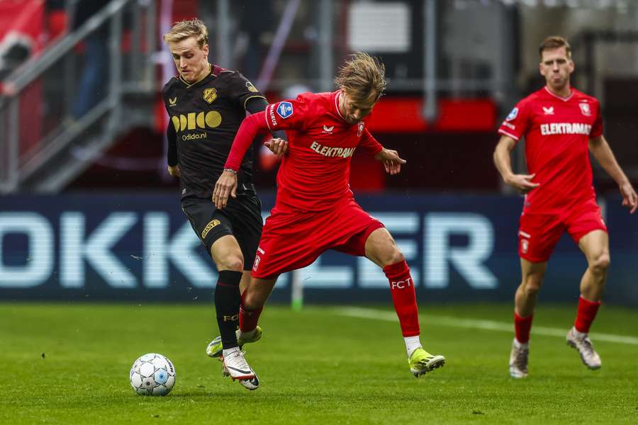 FC Utrecht heeft na een half jaar alweer afscheid genomen van Jeppe Okkels (L)