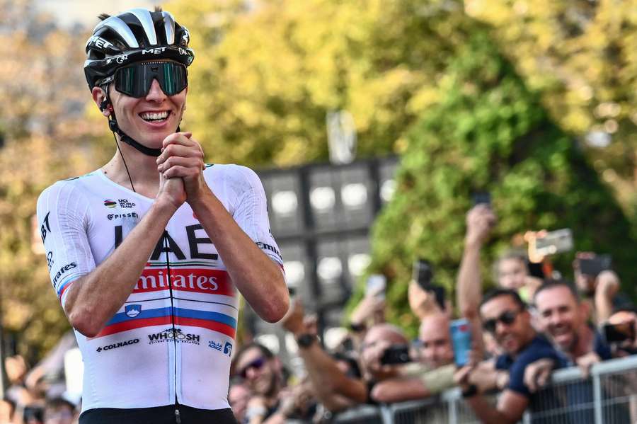 Tadej Pogacar oslavuje víťazstvo na 117. ročníku Giro di Lombardia.