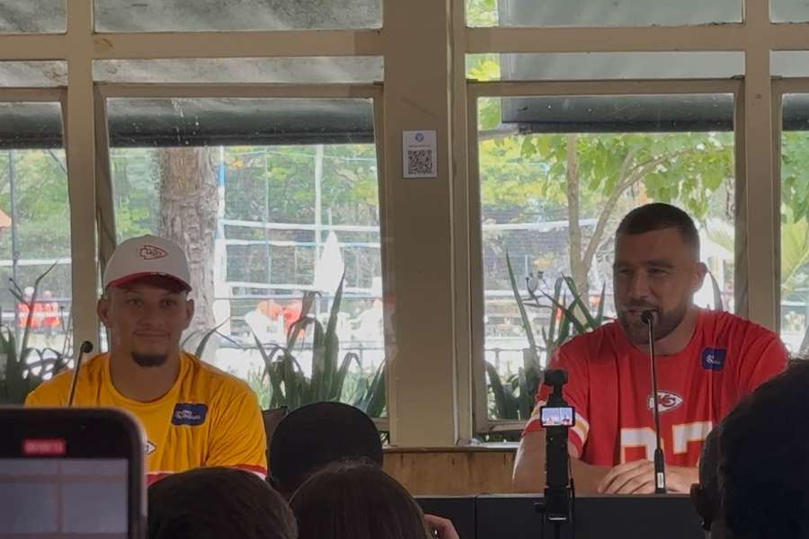 Travis Kelce e Mahomes em coletiva de imprensa no São Paulo Athletic Club