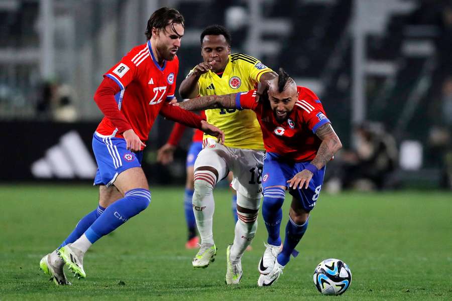 Arias e Vidal brigam pela bola em Santiago