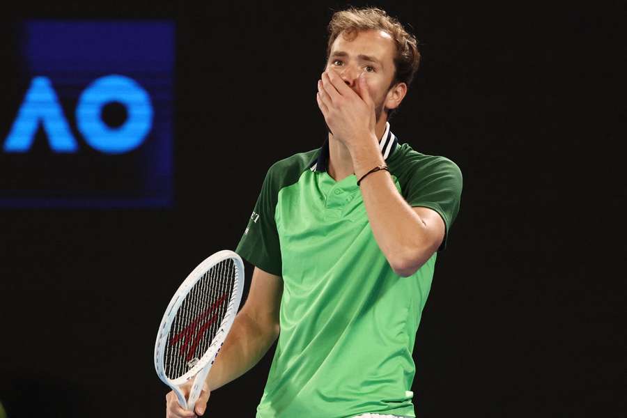Daniil Medvedev skulle bruge fire timer og 22 minutter på at slå Alexander Zverev i semifinalen ved Australian Open fredag.