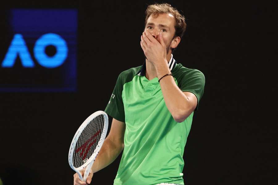 Daniil Medvedev skulle bruge fire timer og 22 minutter på at slå Alexander Zverev i semifinalen ved Australian Open fredag.