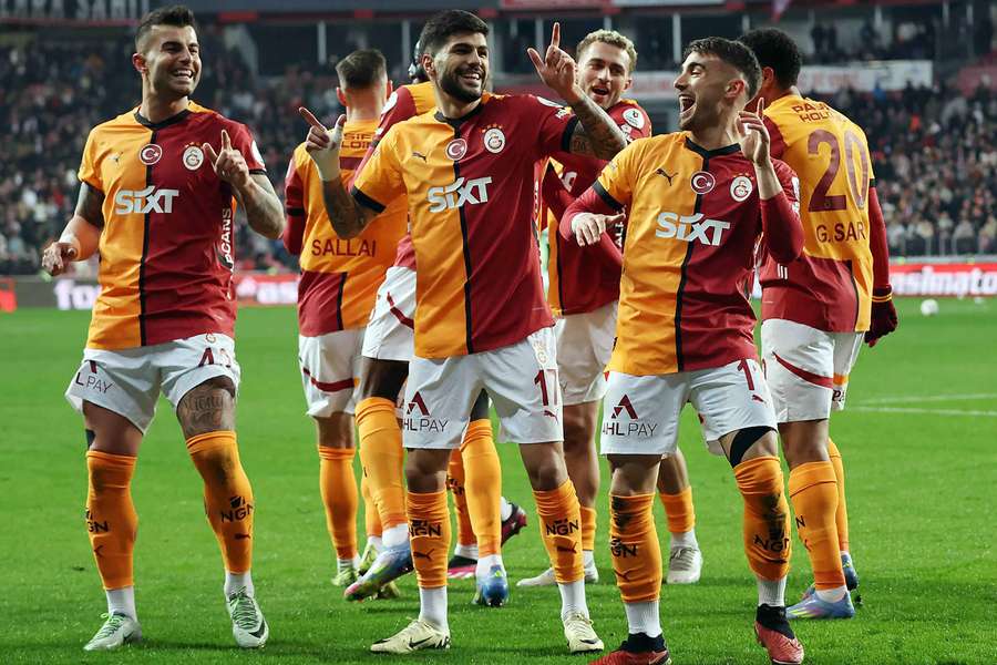 Yunus Akgun festeja com os companheiros