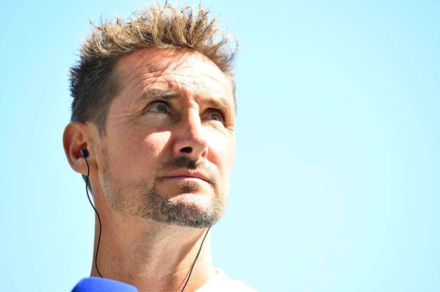 Miroslav Klose geht entspannt, aber bestimmt in den Pokal.