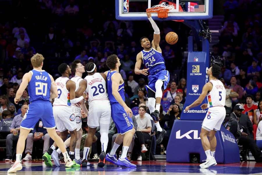 Antetokounmpo destaca frente a los Sixers.