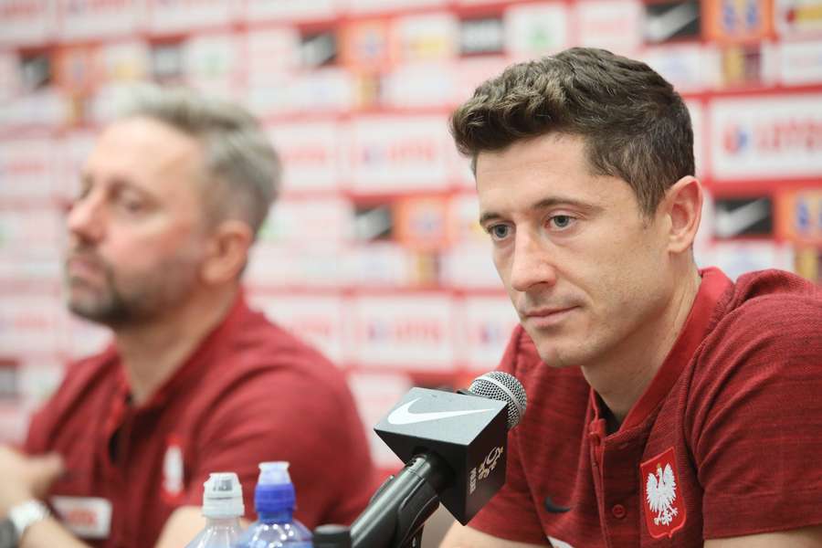Robert Lewandowski to atut selekcjonerów na boisku, ale wyzwanie poza nim Robert Lewandowski to atut selekcjonerów na boisku, ale wyzwanie poza nim