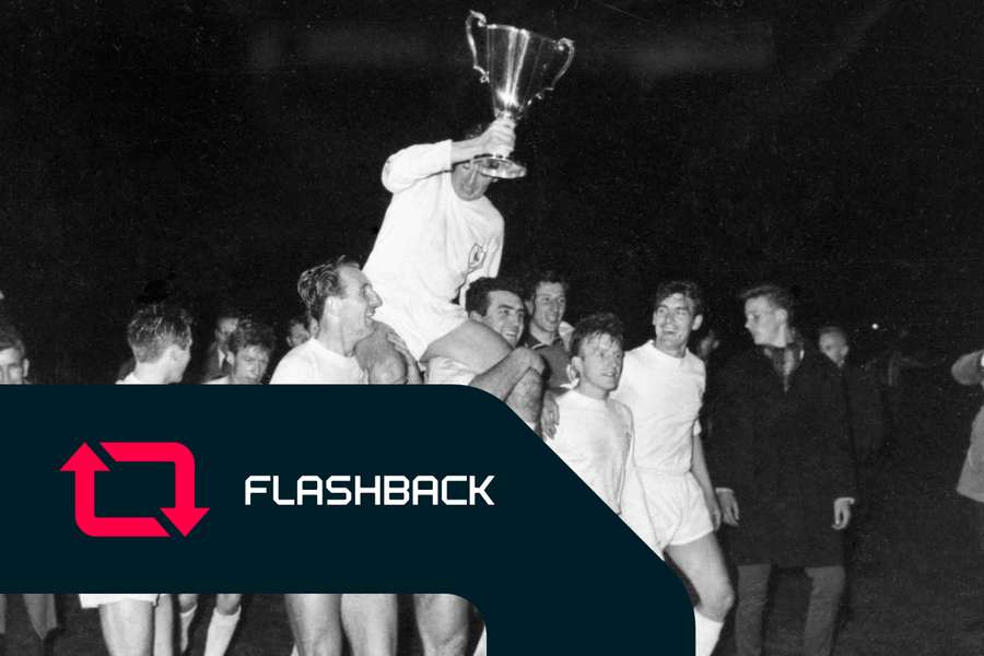 Danny Blanchflower ergue a Taça dos Vencedores das Taças em 1963