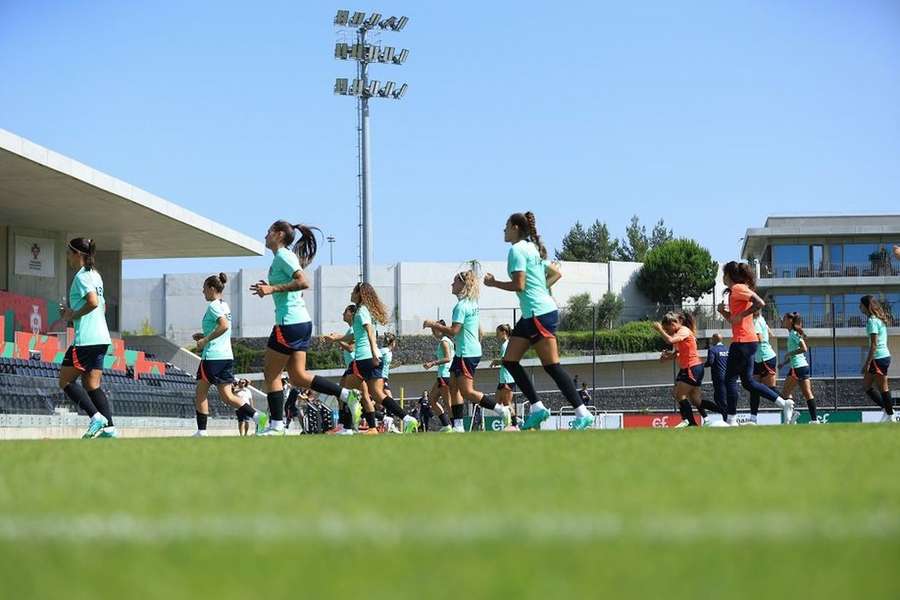 Internacional portuguesa saiu com uma lesão no joelho no jogo de preparação com a Inglaterra