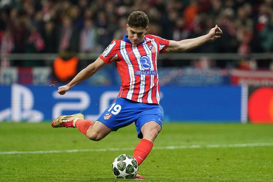 Julian Alvarez, în momentul executării penalty-ului controversat din partida Atletico - Real în optimile Ligii Campionilor