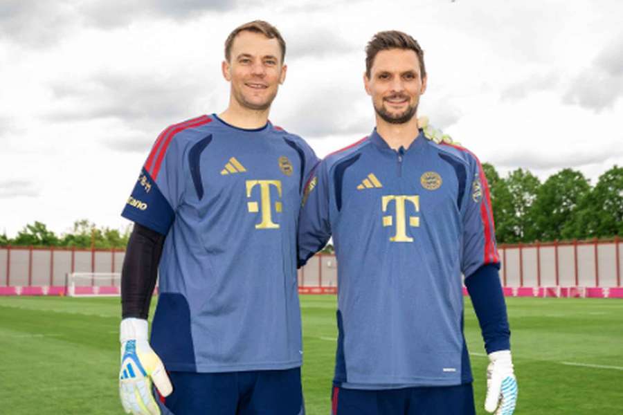 Brankář Bayernu Manuel Neuer a jeho náhradník Sven Ulreich.