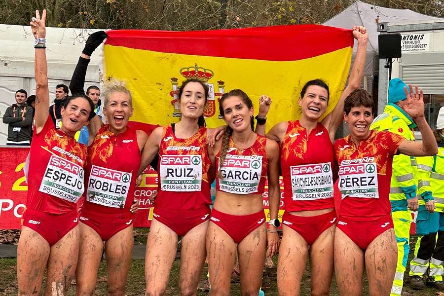 El equipo absoluto femenino celebra su segundo puesto