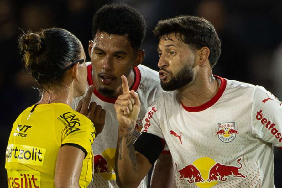 Jogadores do Bragantino cobraram a marcação de um pênalti não dado pela árbitra Daiane Muniz Jogadores do Bragantino cobraram a marcação de um pênalti não dado pela árbitra Daiane Muniz