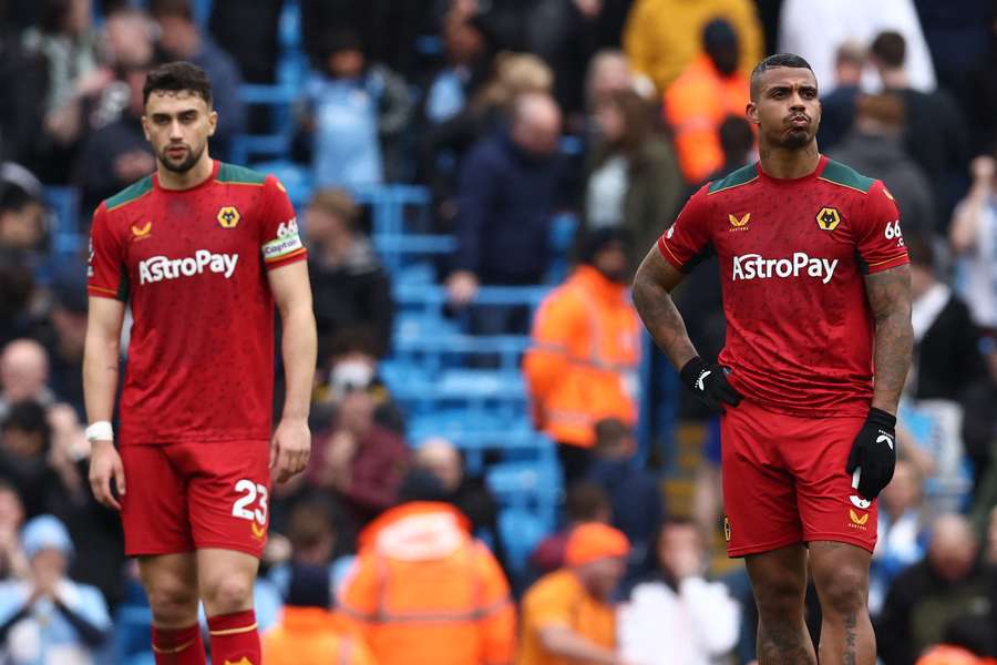 Max Kilman (L) și mijlocașul gabonez #05 Mario Lemina (R) de la Wolverhampton Wanderers reacționează la primirea a trei goluri în urmă