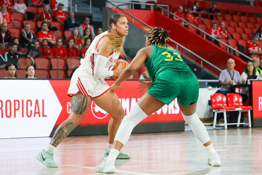 Schaquilla Nunn fez 22 pontos no triunfo do Benfica diante do Sopron