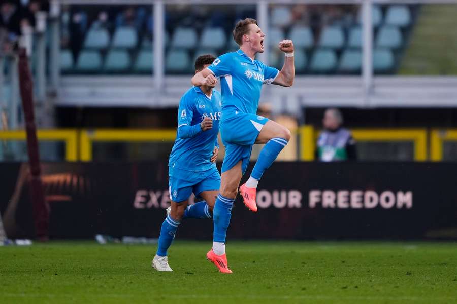 Scott McTominay esulta per il gol segnato al Torino