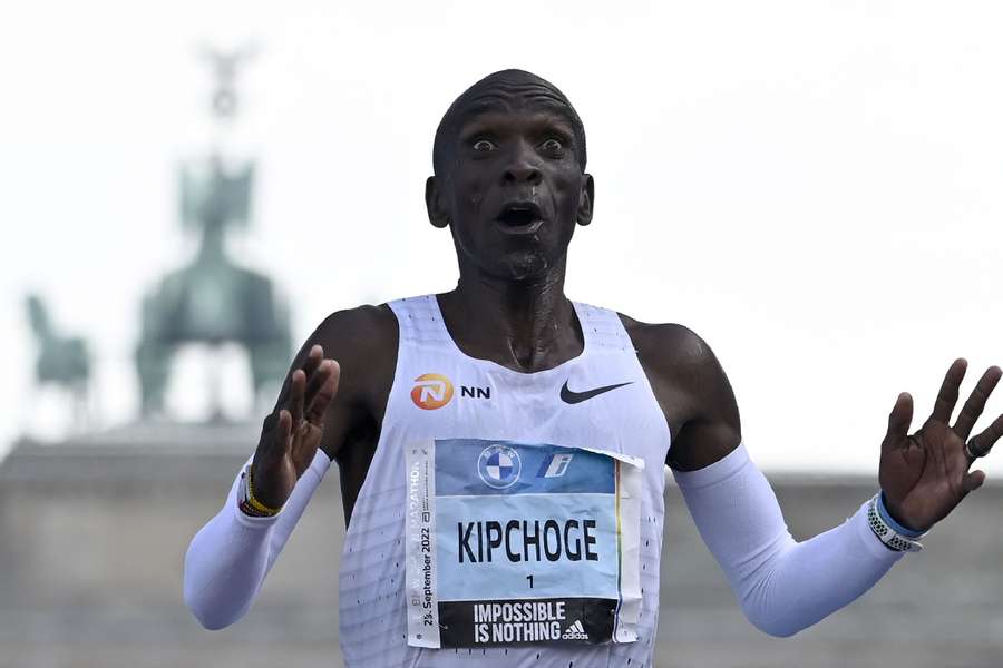 Kipchoge: "Muy feliz por romper el récord mundial, mi mente se siente joven y fresca"