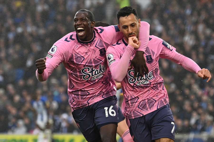 Dwight McNeil viert de vierde goal van Everton met Abdoulaye Doucoure