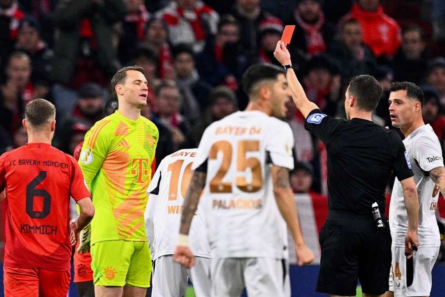 Manuel Neuer bekommt von Schiedsrichter Harm Osmers die rote Karte.