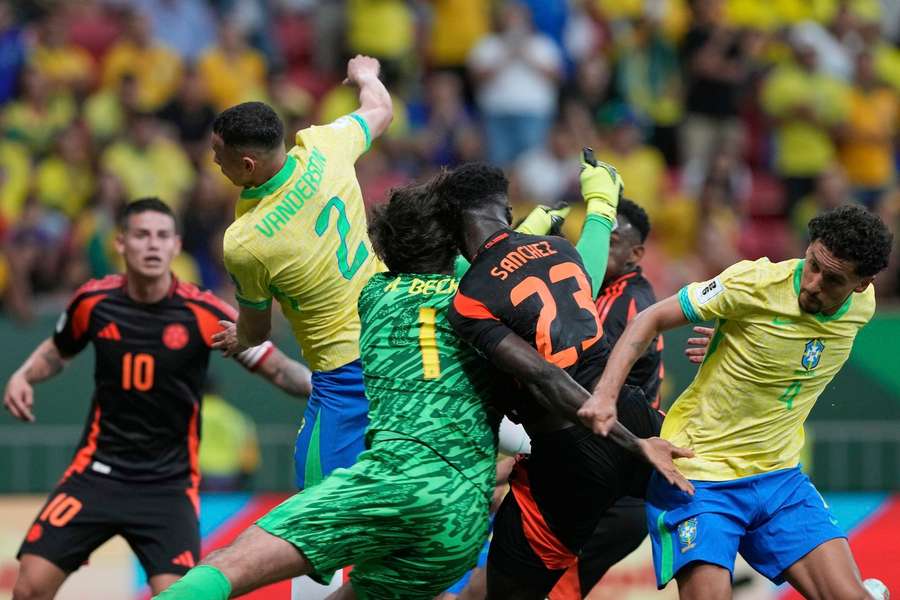 Alisson precisou deixar o gramado no segundo tempo do jogo contra Colômbia