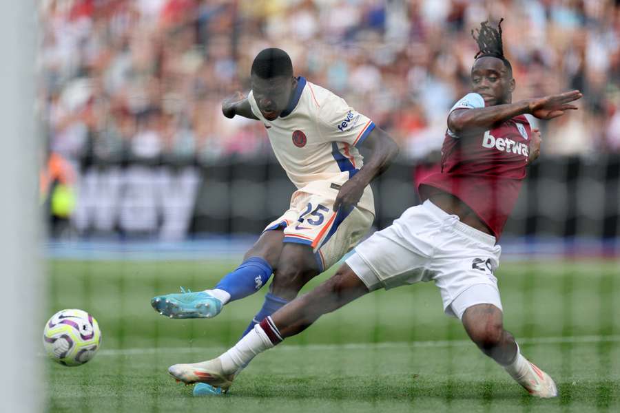 Aaron Wan-Bissaka (r.) im Zweikampf gegen Moses Caicedo (l.).