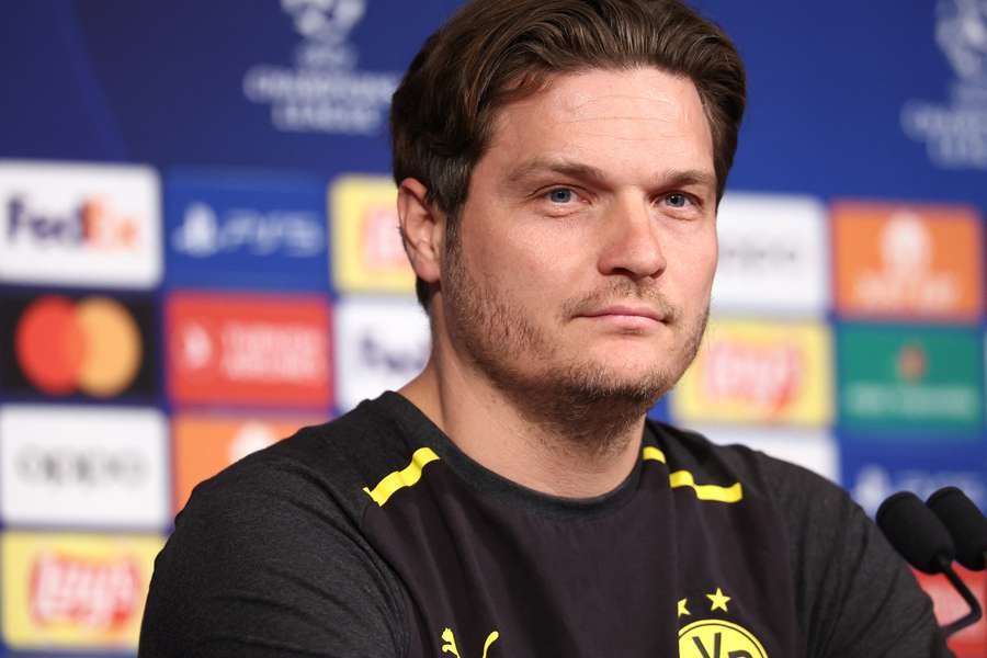 Tréner Dortmundu Edin Terzič na pondelkovej tlačovej konferencii.