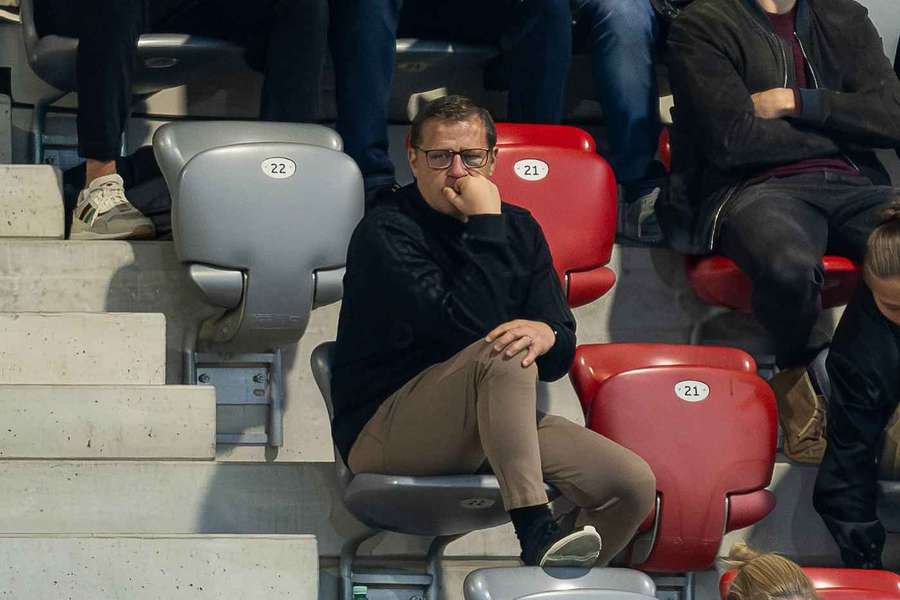 Max Eberl ved Bayern-kvindernes topkamp mod Hoffenheim