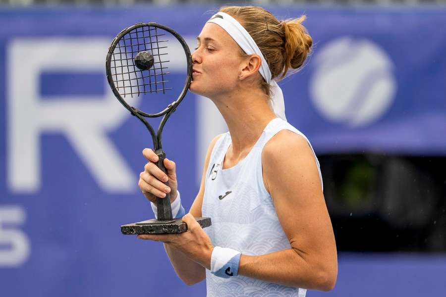 Marie Bouzková s trofejí pro vítězku Livesport Prague Open.