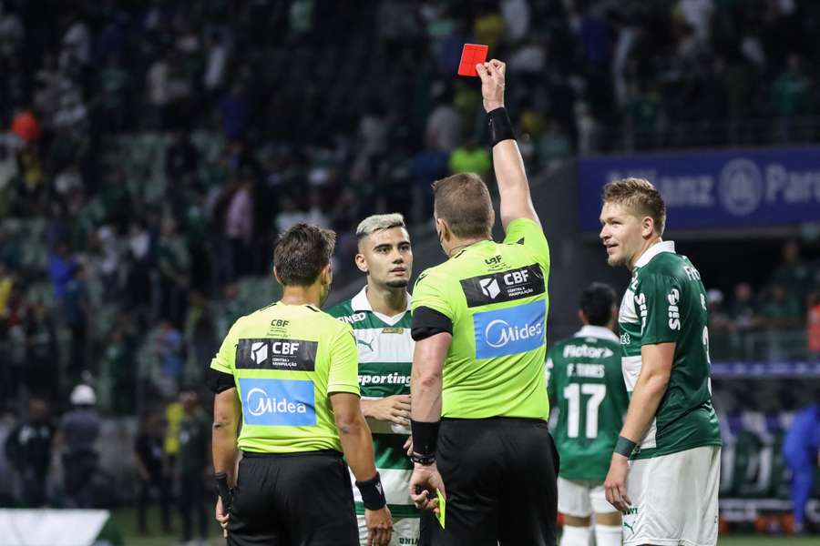 Andreas Pereira foi expulso pelo árbitro Lucas Paulo Torezin