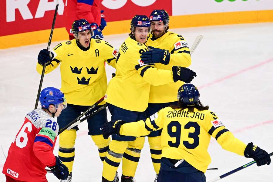 Leo Carlsson and his Sweden teammates celebrate his second goal
