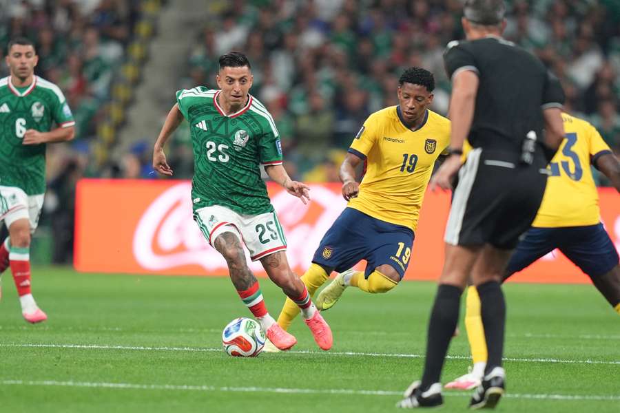 Gonzalo Plata et Roberto Alvarado au duel lors du seizième de finale entre le Mexique et l'Équateur, le 30 juin 2026 à Mexico