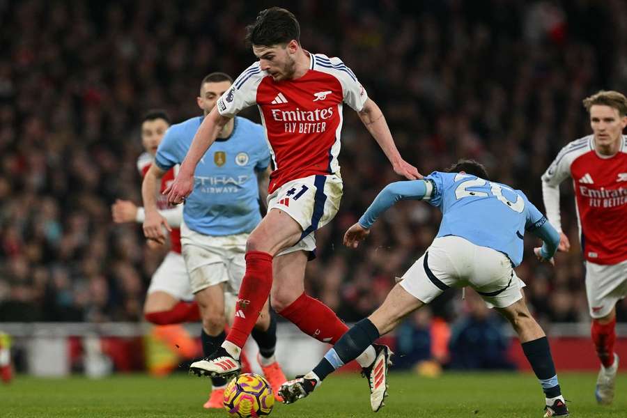 O jogo entre Arsenal e Manchester City foi equilibrado até o início da etapa final