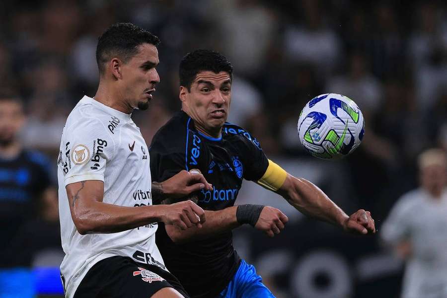 Lucas Veríssimo em disputa com Suárez