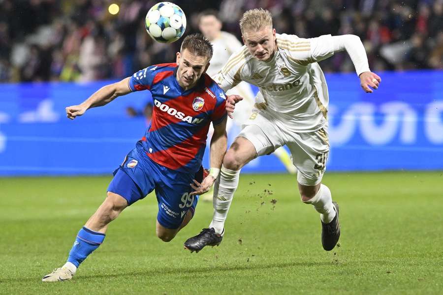 Jaroslav Zelený v souboji s Amarem Memičem ve šlágru Plzeň – Sparta.