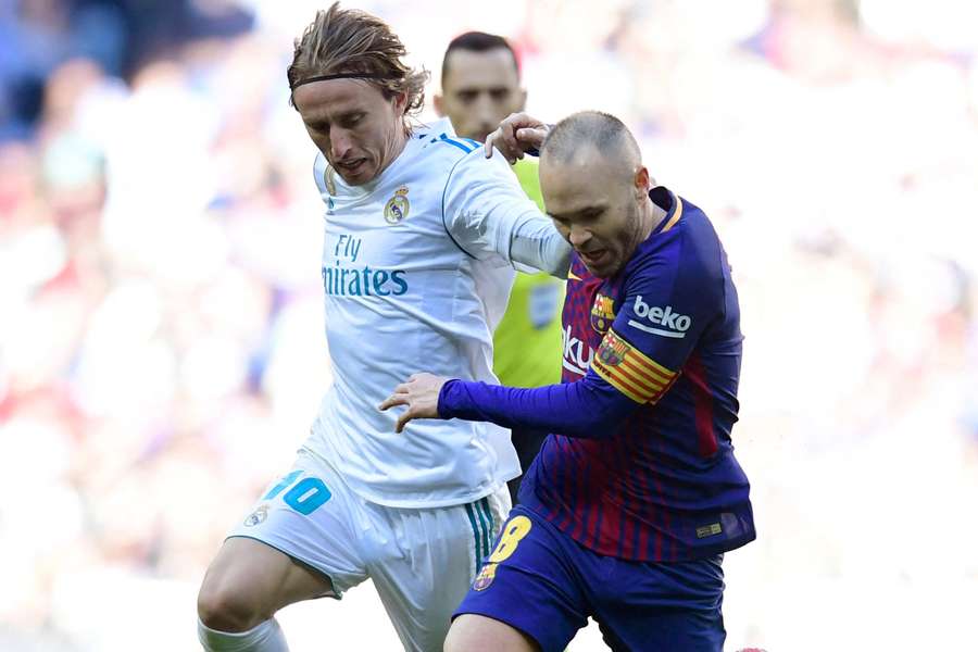 Iniesta disputa a bola com Modric em Real Madrid x Barcelona