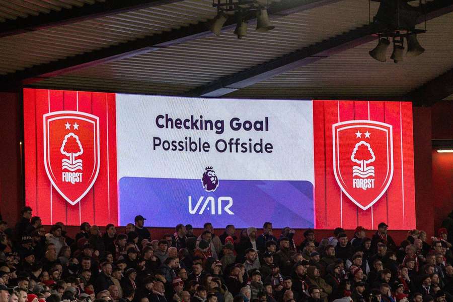 Svet futbalu otestuje nové pravidlo.