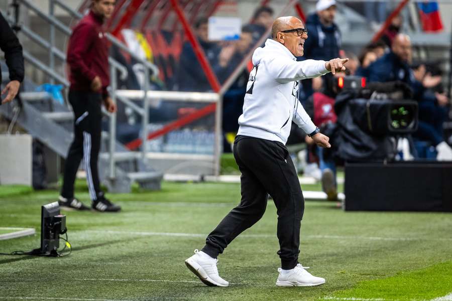 Francesco Calzona pri taktických pokynoch počas zápasu.