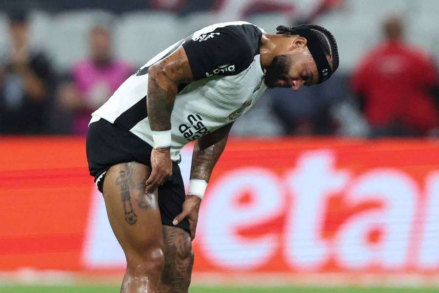 Memphis Depay sofreu lesão muscular pelo Corinthians