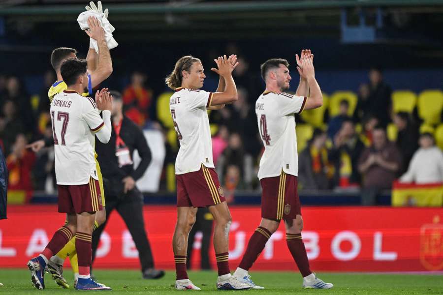 Fotbalisté Španělska slaví vítězství.