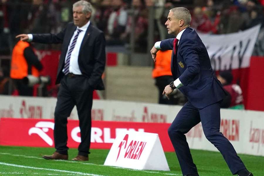 Fernando Santos i trener Albanii Sylvinho podczas poniedziałkowego meczu w Warszawie