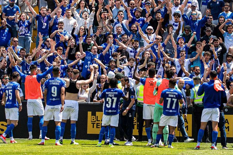 Jogadores do Feirense celebraram com os adeptos no final da época passada