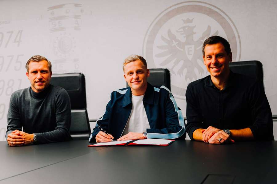 Van de Beek assina contrato com o Eintracht Frankfurt