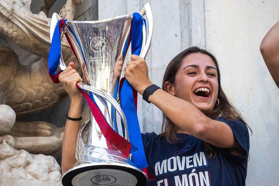 Jana Fernández, con el trofeo de la Champions femenina.