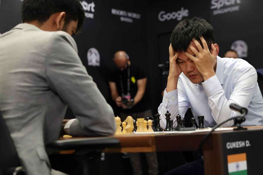 Ding Liren (r.) hat seine psychischen Probleme vorerst überwunden.