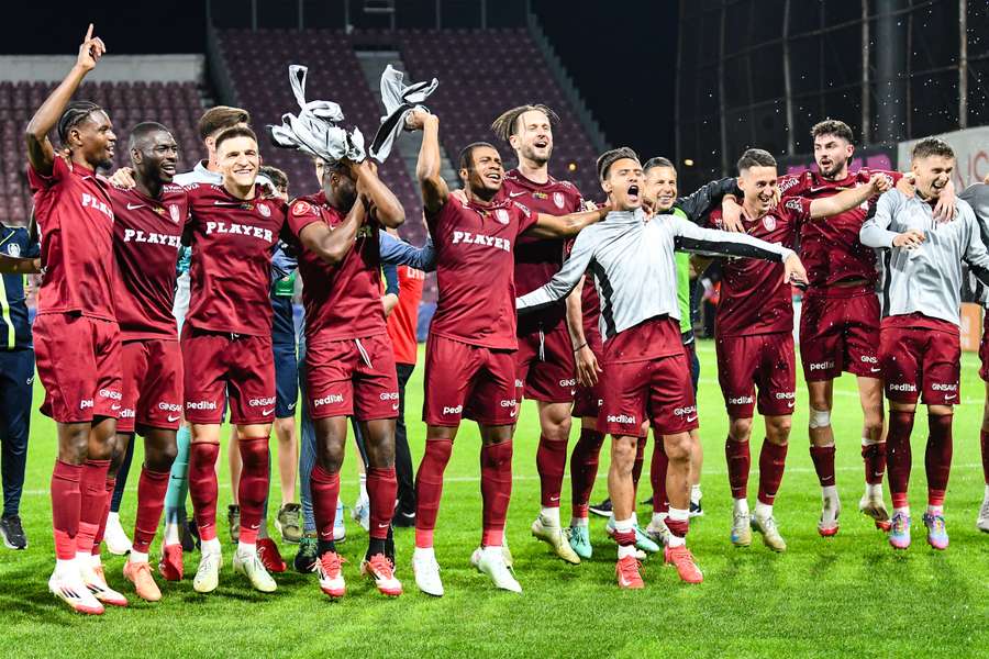 Fotbaliștii lui CFR Cluj sărbătoresc după partida din campionat cu rivalii de la ”U” 