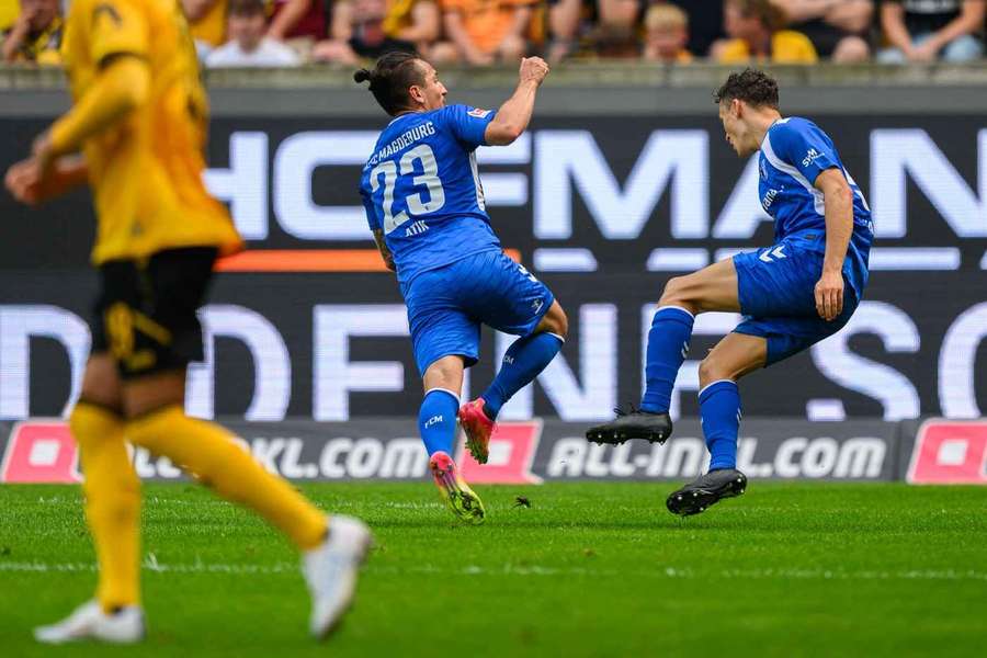 Martijn Kaars (r.) feiert seinen Treffer für Magdeburg in Dresden.