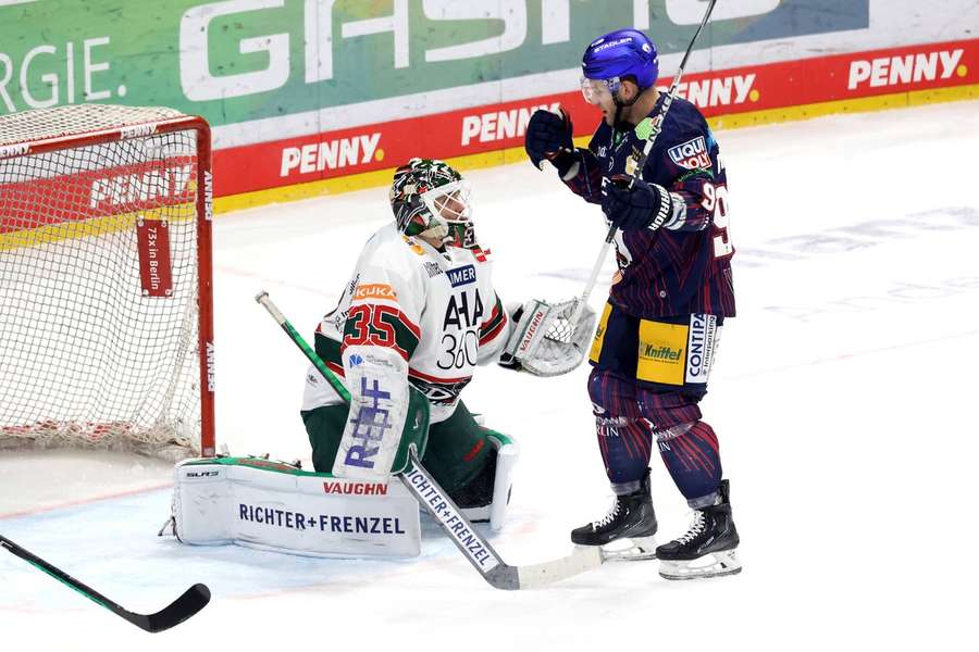 Die beiden Eisbären Frank Hördler (Torhüter) und Matt White im Zwiegespräch