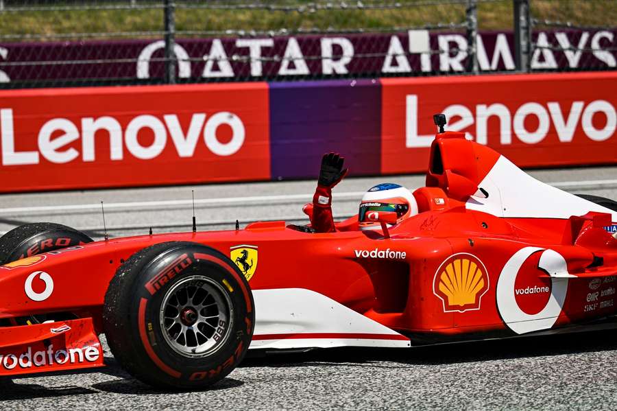 Rubens Barrichello acena do F2002 em junho deste ano Rubens Barrichello acena do F2002 em junho deste ano