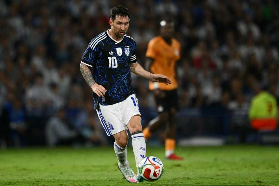 Lionel Messi frappe le ballon lors du match amical entre l’Argentine et la Zambie disputé au stade de La Bombonera, à Buenos Aires, le 31 mars 2026.